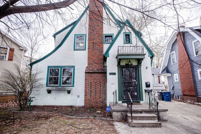 Building Photo - Three bedroom one bath home available for rent located in Library Disctrict West Toledo!