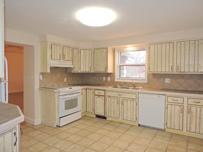 Photo - Extraordinary 4 Bedroom 2 Full Bathroom Co...