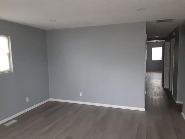 Photo - 2947 Lasalle St