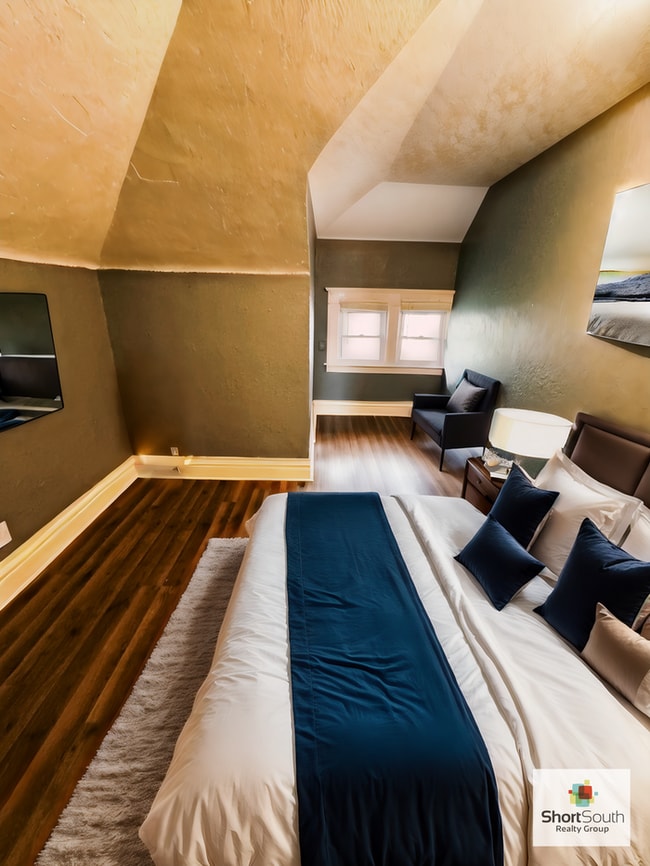 Photo - Updated 3 bed 1 bath upper apartment in Lansing