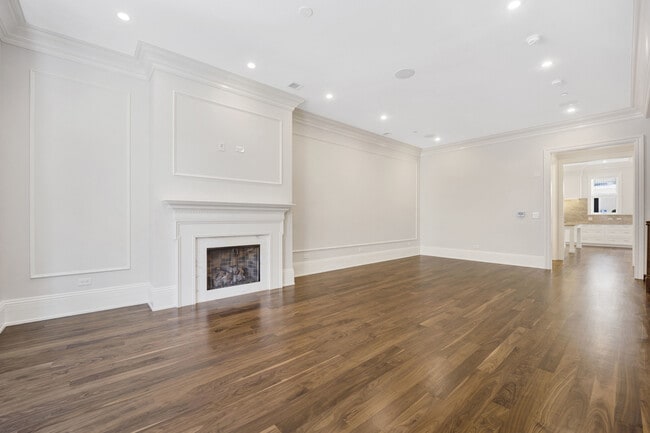 Photo - 105 W Chestnut St