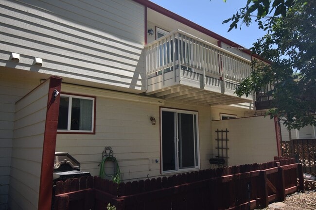 Building Photo - GREAT 3 BEDROOM/2 BATHROOM TOWNHOME WITH NEW PAINT & FLOORING. AVAILABLE 5/23.