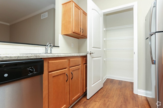 1BR, 1BA - 850 SF - Kitchen with Pantry - Glenmary Pointe Apartments