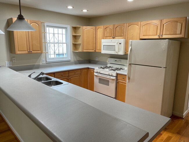 Photo - 685 Garibaldi St SW