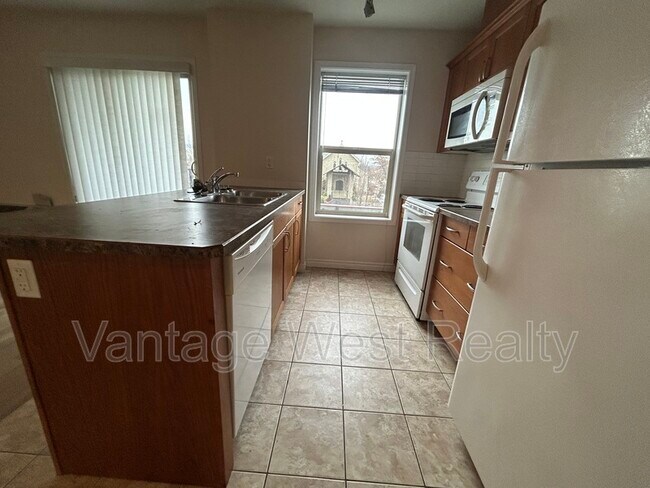 Photo - 598-598 Sutherland Ave