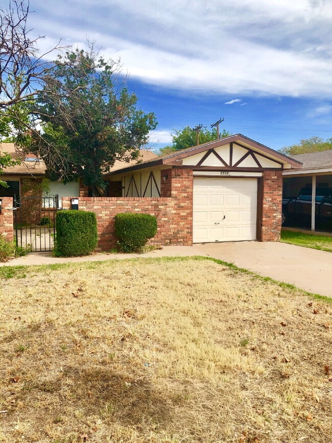 Building Photo - Three Bedroom Duplex