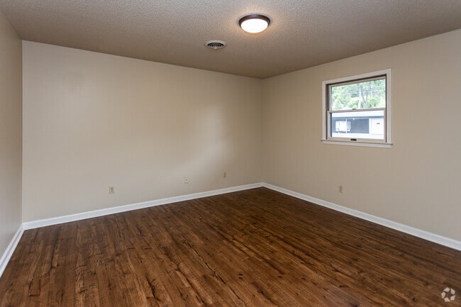 2 BR, 2 BA - 1,300SF
