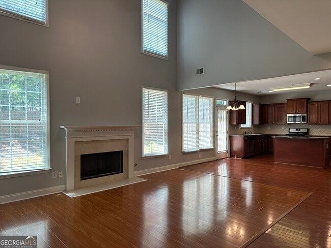 Photo - 669 Maple Grove Way