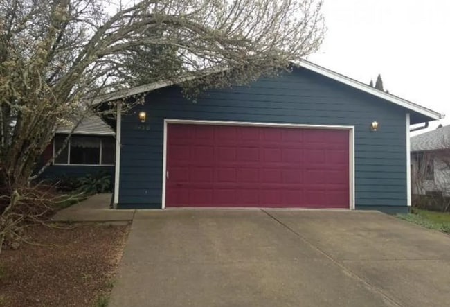 Building Photo - 3 Bedroom House Within Walking Distance to...