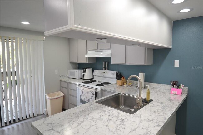 Photo - 284 Woodlake Wynde