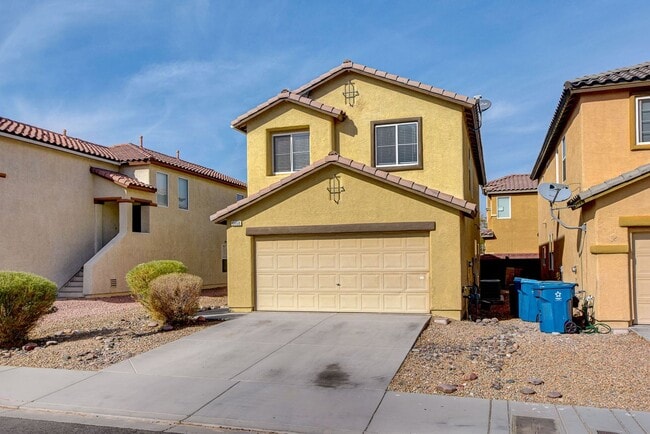 Building Photo - Spacious 3 bedroom home with large yard in...