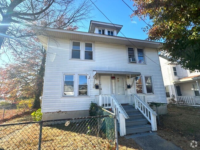 Building Photo - 3 Bedroom Apartment