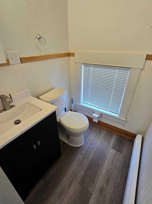 Baño - 150 W School St