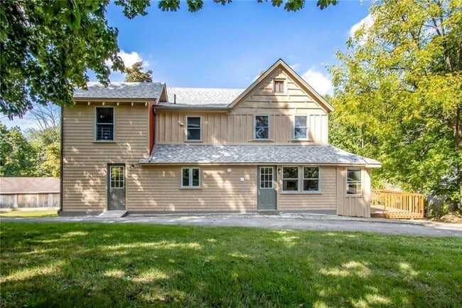 Photo - 105 McEwen St House