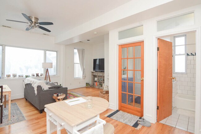 Photo - 2432 W Moffat St Apartments Unit 2R