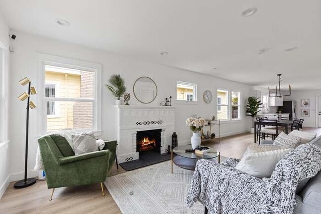 Photo - 5018 Congress Ave