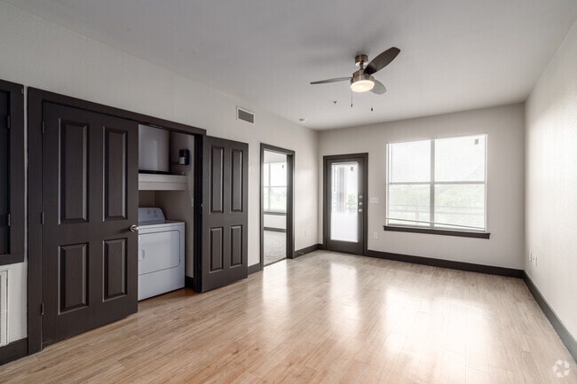 3BR, 2BA - 1250SF - Living Room