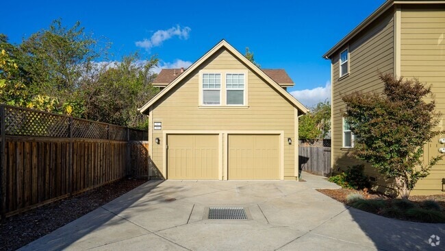 Building Photo - Studio Downtown Petaluma w/1 Car Garage an... Rental