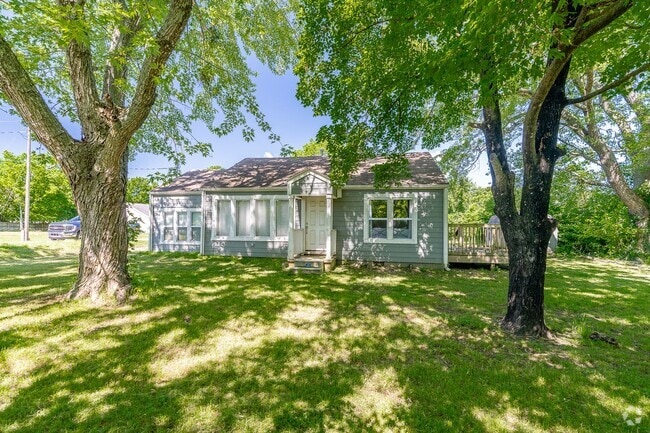 Building Photo - Fully Updated South Fay Home Near I-49! MU...