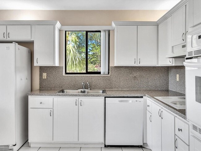 Photo - 16252 Laurel Dr Unit 201