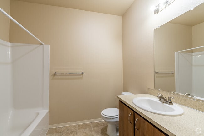 1BR, 1BA - 704SF - Bathroom