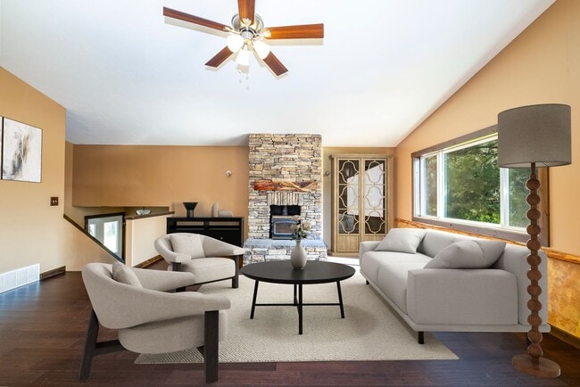 Building Photo - 4 Bed, 2 Ba + office and large family room!