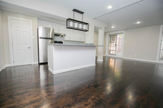 Building Photo - 927 Pine St Unit 103