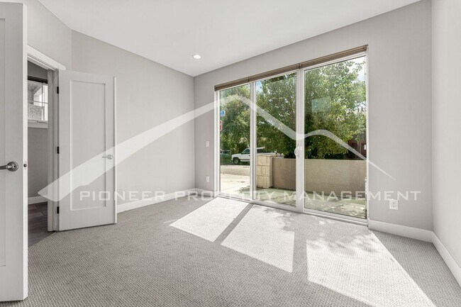 Photo - Fantastic Townhome with Central AC and 2 Car Garage!