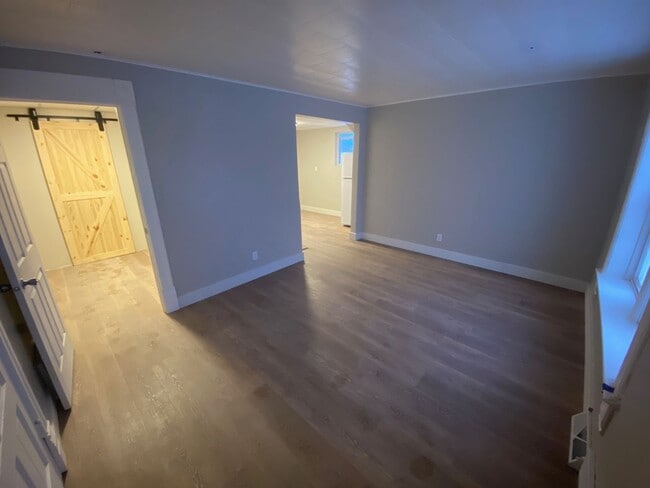 Photo - HEAT & ELECTRIC INCLUDED! 1 Bed 1 Bath Lower Unit Unidad 3