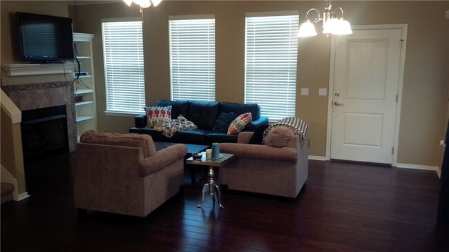 Photo - 649 N Longfellow Ln