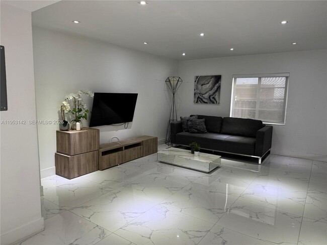 Building Photo - 1614 Jefferson Ave Unit 7