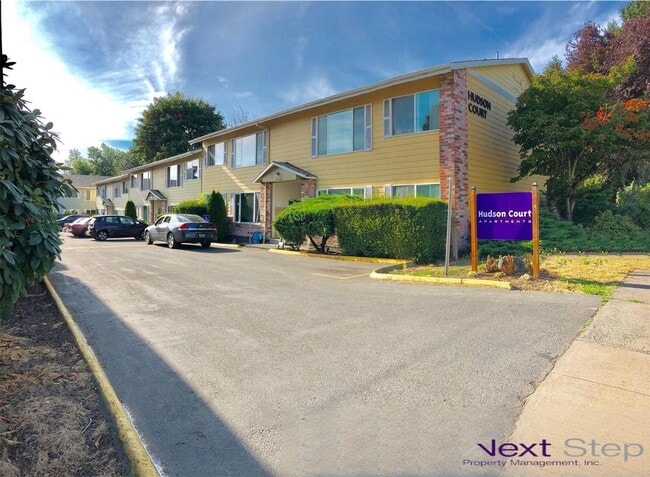 Photo - **SEE LEASING SPECIAL BELOW** Spacious Top Floor Unit~ Great Natural Light~ Updated with Great St... Unidad 6