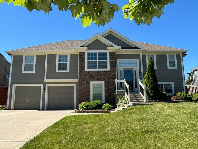 Building Photo - 4-Bedroom, 3 Bath Single Family for Rent in Kansas City, MO | 2 Car Attached Garage & Fenced bac...