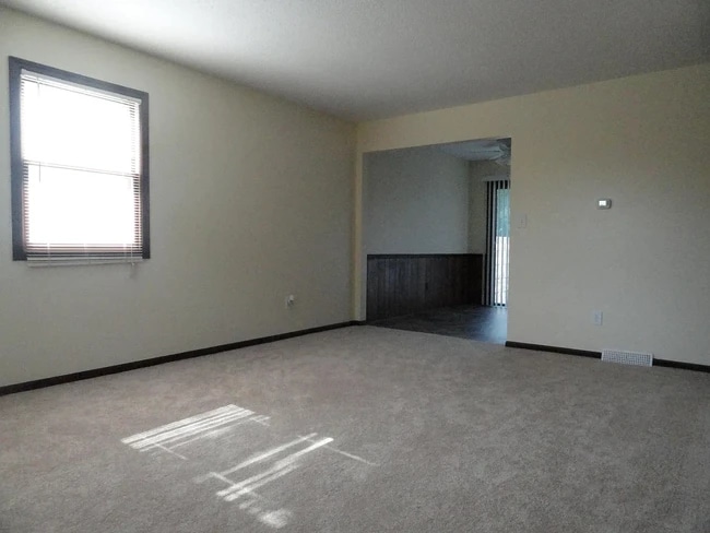 Photo - 2512 Ridgefield Dr NE