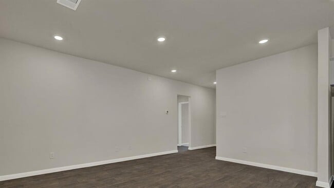 Photo - 325 Darwin Pl