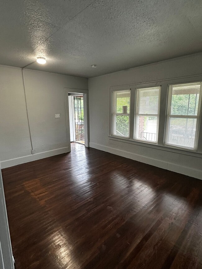 Photo - 4625 Chalmers St