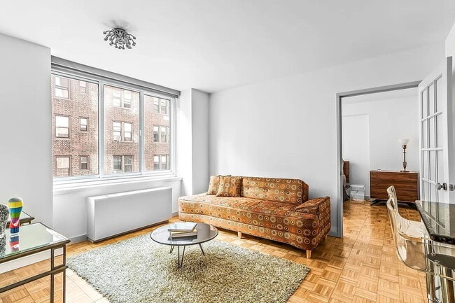 Building Photo - The spacious foyer enjoys a huge Californi... Rental