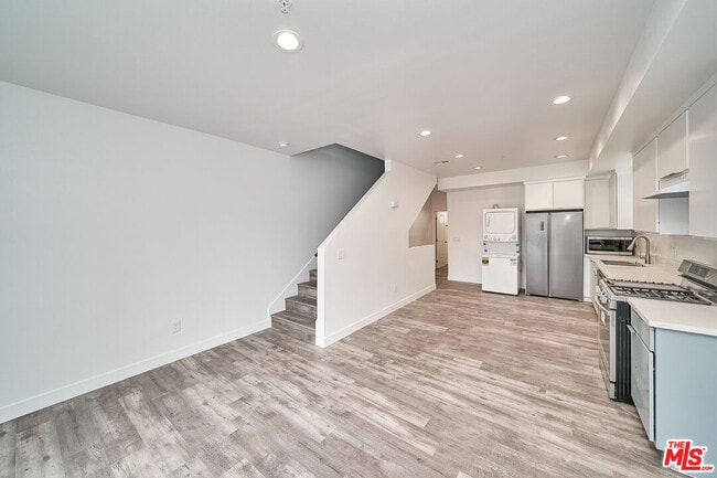 603 1/2 W 41st St
