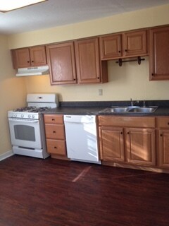 kitchen - 857 Connolly Ave