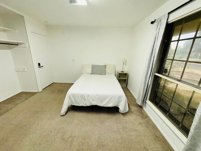 5618 Sir Gareth Dr
