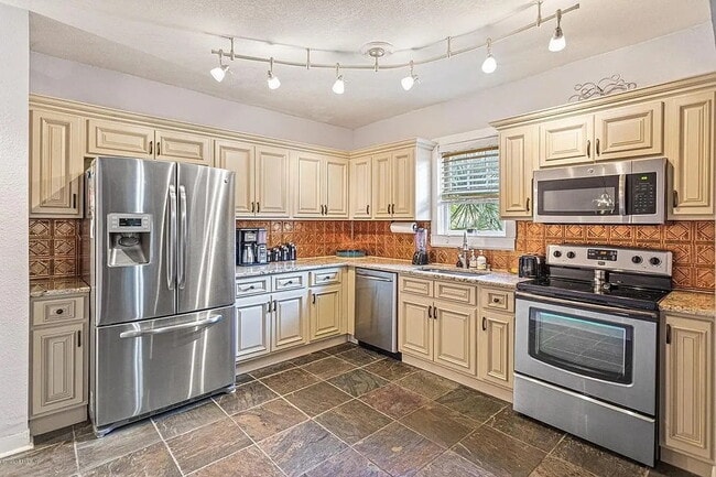 Building Photo - 809 Acosta Street Unit 811