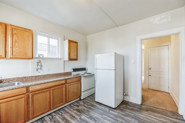 Photo - 657 W King St