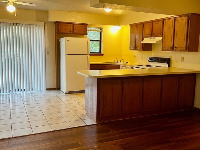 Photo - Half duplex in a fantastic location!