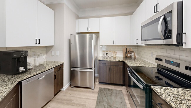 Cocina recientemente renovada con electrodomésticos de acero inoxidable. - Waterstone at Brier Creek Apartments