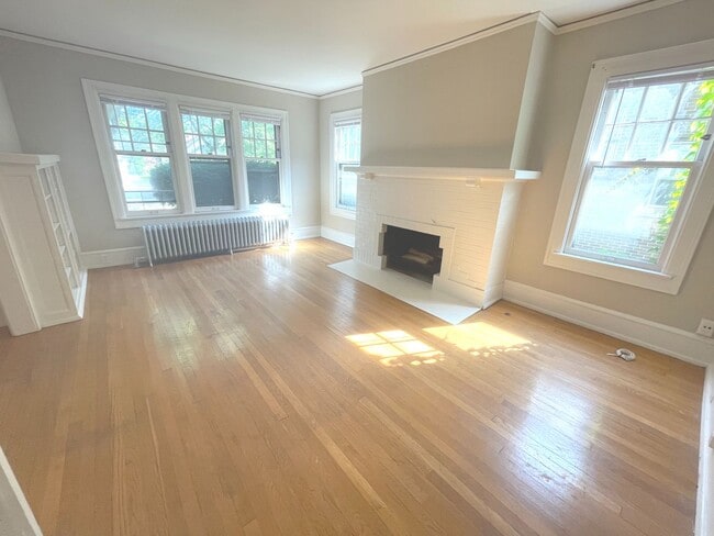 Photo - 2541 N Lake Dr Apartment Unit Lower