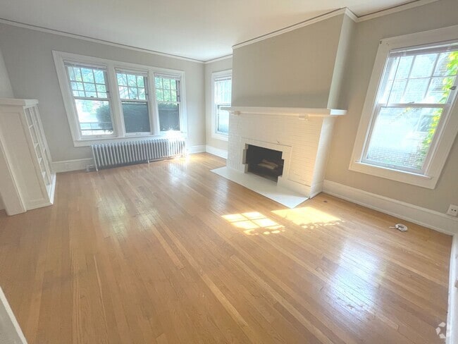 Building Photo - 2541 N Lake Dr Unit Lower Rental