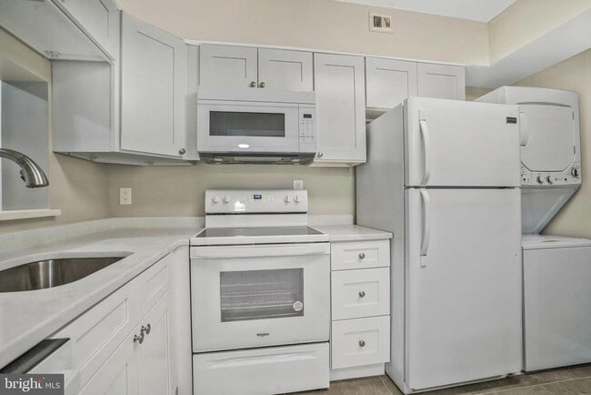 Building Photo - 1805 Crystal Dr Unit 515S