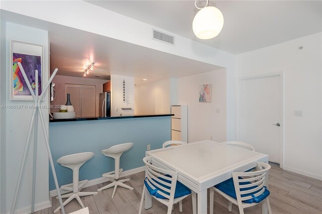 Photo - 253 NE 2nd St Unidad 1407