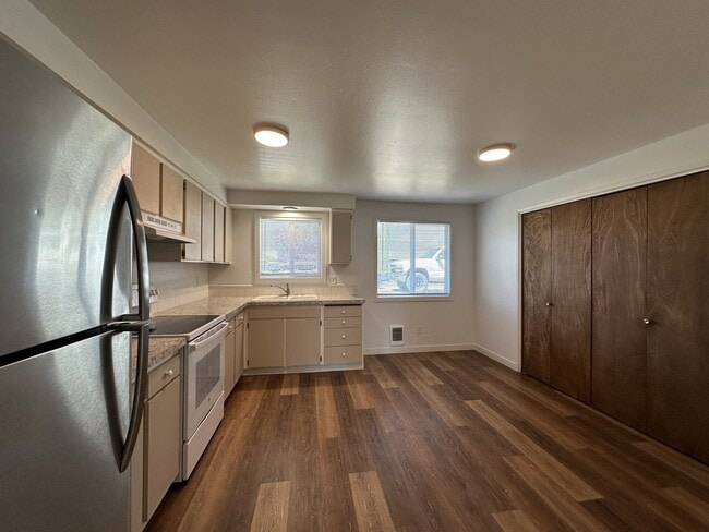 740 N Main St Unit 2