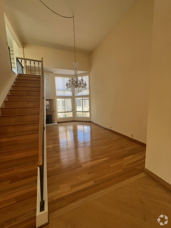 Building Photo - 5333 Zelzah Ave Unit 302 Rental